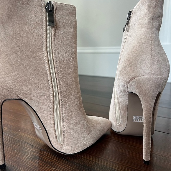 NEW IN BOX - Nude, Beige Faux Suede 4.5” High Heel Pointy Toe Ankle Boots - Picture 6 of 7